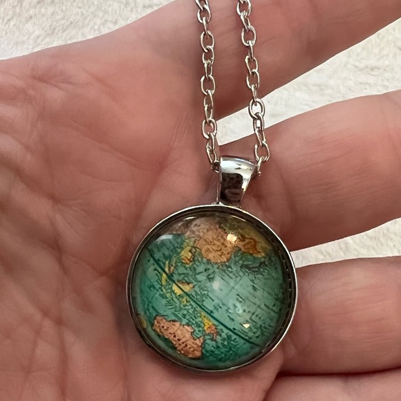 World globe necklace - Picture 3 of 4